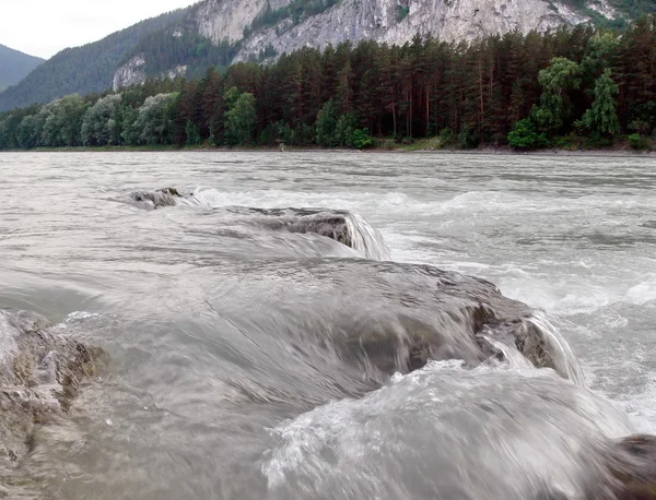 Snelle en stenen in rivier — Stockfoto