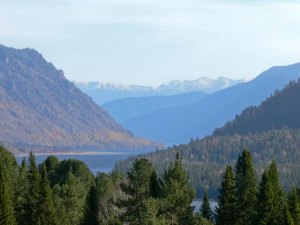 Podzimní pohled na hory a jezero — Stock fotografie