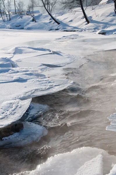 Caliente rápido bajo el hielo con vapor —  Fotos de Stock