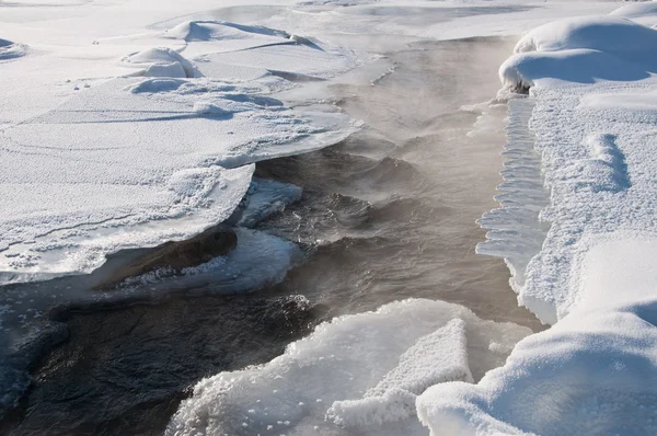 氷の下で暖かいストリーム — ストック写真