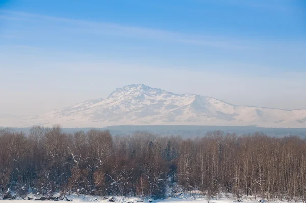 Montanha solitária remota em nevoeiro congelado — Fotografia de Stock