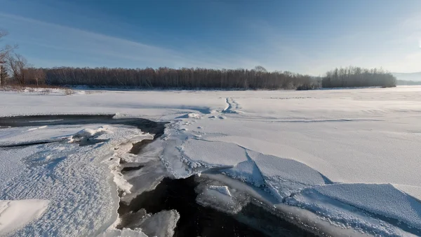 Panorama do rio congelado — Fotografia de Stock
