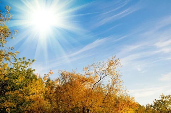 Himmel mit leichten Wolken und Solar mit Sonne — Stockfoto