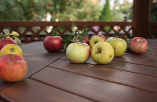 Äpfel auf dem Tisch — Stockfoto