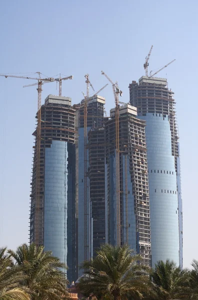 Edificio del skyline de Abu Dhabi en el día — Foto de Stock