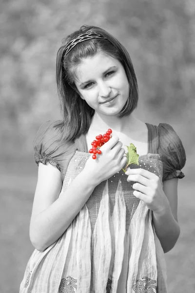 Κορίτσι με το guelder-αιθέριο έλαιο τριαντάφυλλο υποκατάστημα — Φωτογραφία Αρχείου