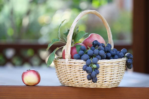 Grapes and apples — Stock Photo, Image
