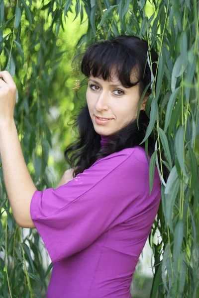 녹색 버드 나무 근처 여자 — 스톡 사진