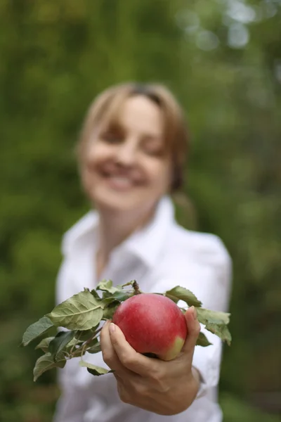 Manzana en su mano —  Fotos de Stock