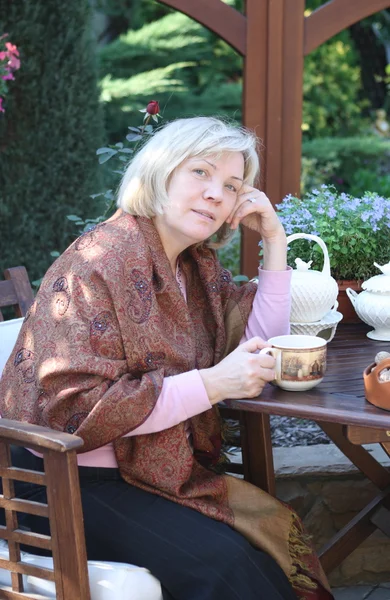 A középkorú nő az őszi kertben — Stock Fotó