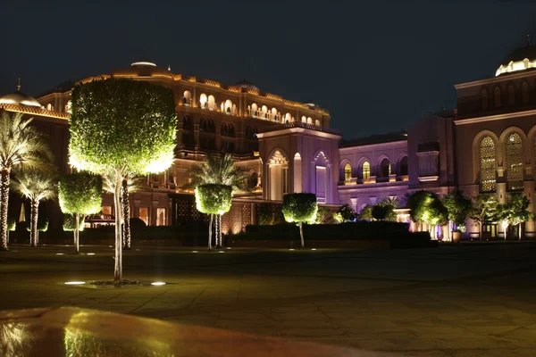 Emirates Palace durante a noite. Abu Dhabi — Fotografia de Stock