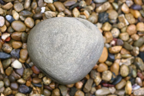 Żwirowa i duży kamień — Zdjęcie stockowe