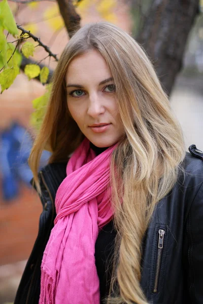 La chica de la bufanda rosa — Foto de Stock