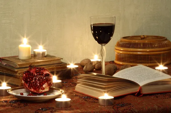 Pomegranrte ve şarap ile natürmort — Stok fotoğraf