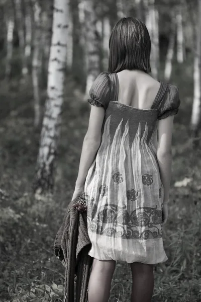 Девушка одинока в лесу — стоковое фото