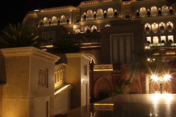 Emirates Palace ночью — стоковое фото