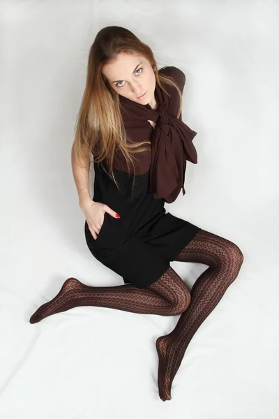Dívka v černé a hnědé šaty — Stock fotografie