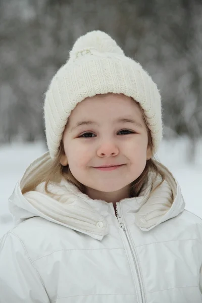 Маленькая девочка в белом — стоковое фото