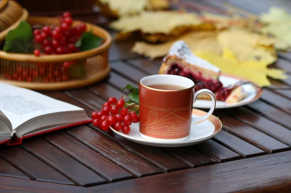 Bodegón con té y tarta de cereza — Foto de Stock
