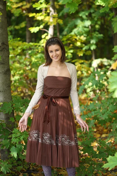 La chica sonriente en el bosque — Foto de Stock