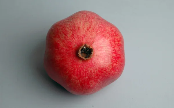 Granátové jablko na šedém pozadí — Stock fotografie
