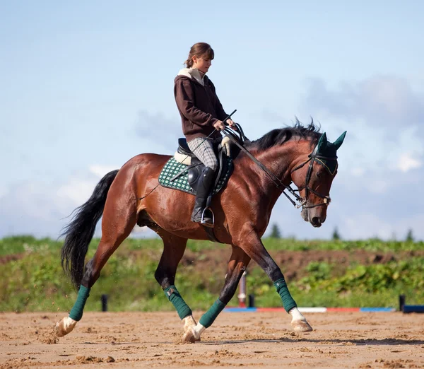 Fiatal lány lovaglás bay horse — Stock Fotó