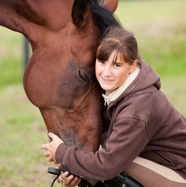 Oskiljaktiga - ung flicka och bay häst — Stockfoto