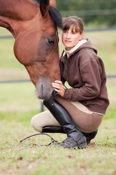 Neoddělitelné - mladá dívka a kůň — Stock fotografie
