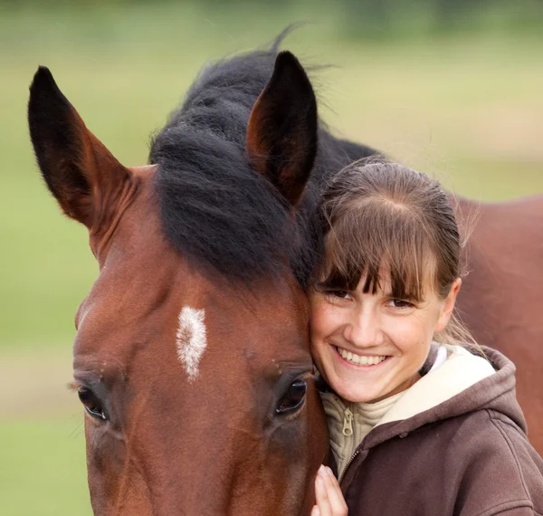 Unzertrennlich - junges Mädchen und braunes Pferd — Stockfoto