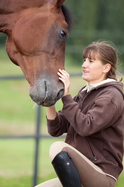 Αχώριστοι - νεαρό κορίτσι και άλογο κόλπων — Φωτογραφία Αρχείου