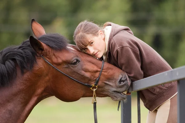 Elválaszthatatlan - fiatal lány és a ló bay — Stock Fotó