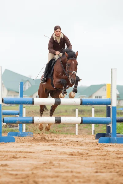 Salto de show - menina e cavalo — Fotografia de Stock