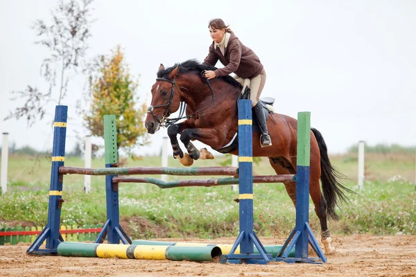 Mostrar salto - chica joven y caballo — Foto de Stock