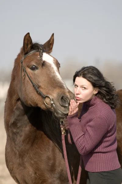 Jeune fille et le cheval dans le champ — Photo