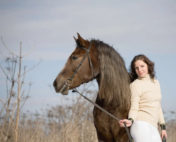 Inseparable - chica joven y caballo de laurel — Foto de Stock