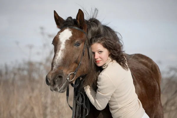 Onafscheidelijk - jong meisje en baai paard — Stockfoto