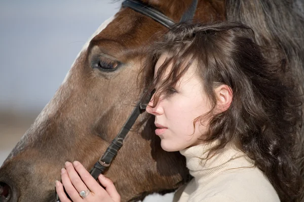 Nierozłączne - młoda dziewczyna i Zatoka konia — Zdjęcie stockowe