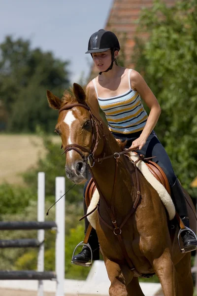 Jeune fille chevauchant sur cheval châtain — Photo
