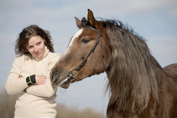 Inséparable - jeune fille et cheval de baie — Photo