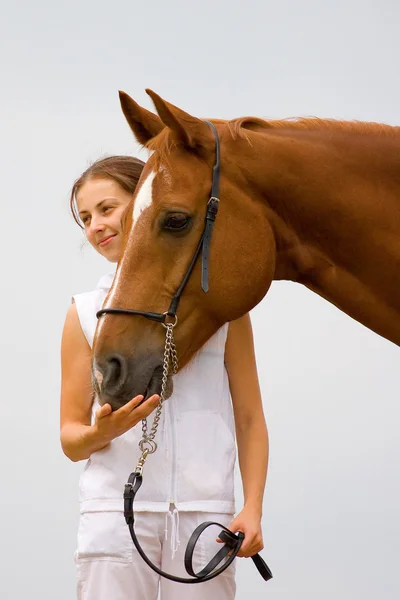 Nierozłączne dziewczyna i kasztanowe koń — Zdjęcie stockowe