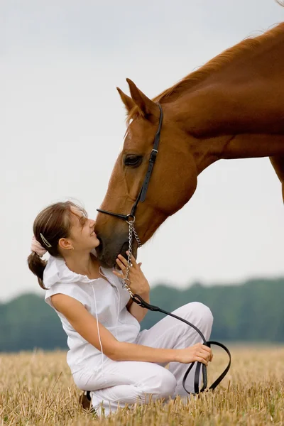 Onafscheidelijk-meisje en kastanje paard — Stockfoto