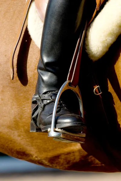 Perna humana a cavalo — Fotografia de Stock