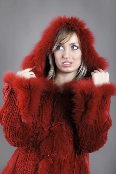 Vrouw in bont bekleed winterjas — Stockfoto
