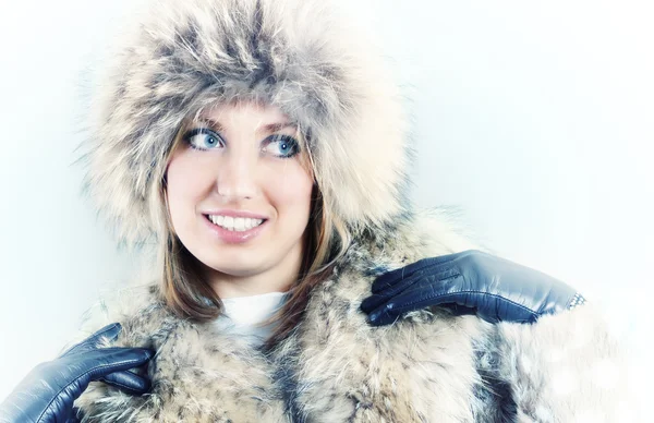 Femme en fourrure manteau d'hiver — Photo
