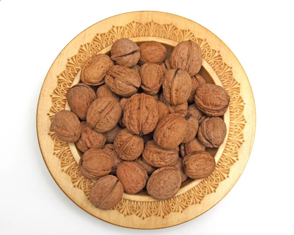Орехи в деревянной тарелке — стоковое фото