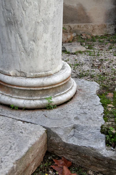 Vecchia colonna antica — Foto Stock