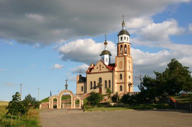 Kilise bir tepe üzerinde