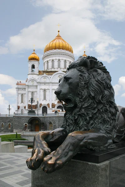 Eine Skulptur eines Löwen und eines Tempels — Stockfoto