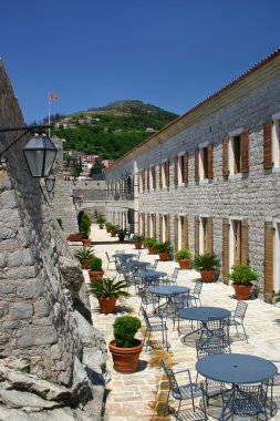 bir kafede, budva Kalesi