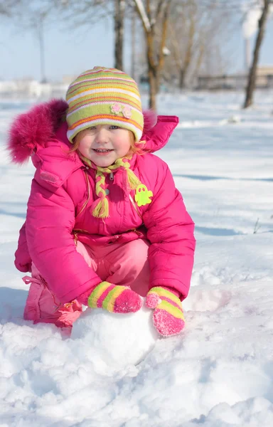 Girl in winter park — Stock Photo, Image